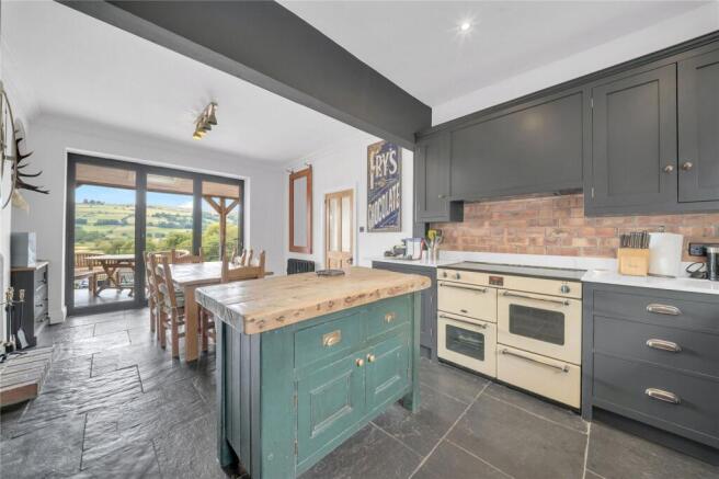 5 bed House for sale Image 4
