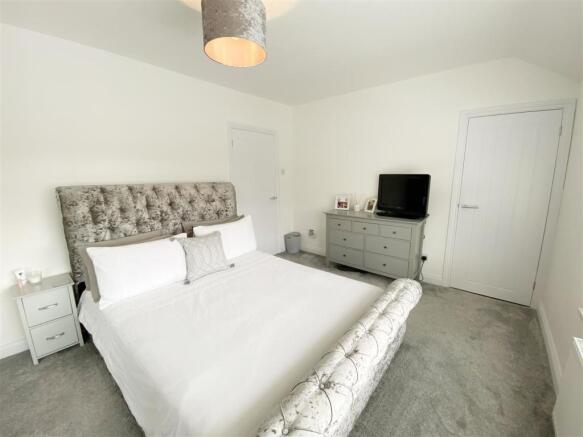 Bedroom 1 pic 2.jpg