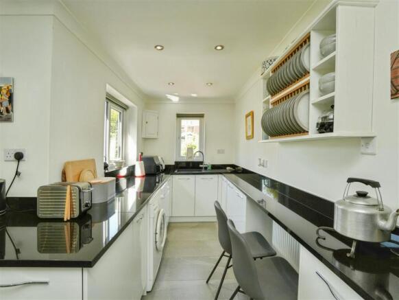5 bed Detached for sale Image 10