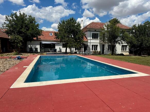 Poolside daytime (1)