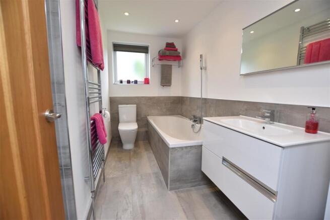 EN-SUITE BATHROOM
