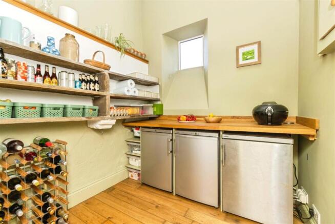 5 bed House for sale Image 8