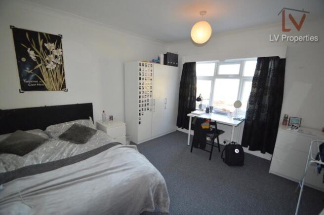 5 bed Semi-Detached to rent Image 12