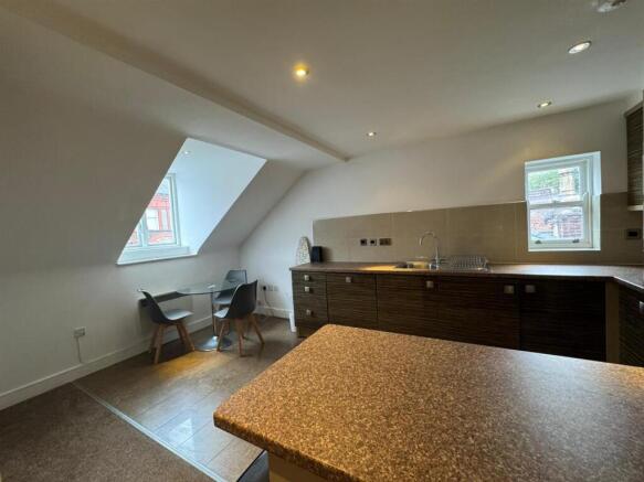 2 Lark lane - Kitchen 3.jpg