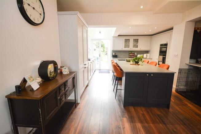 Kitchen 2.jpg
