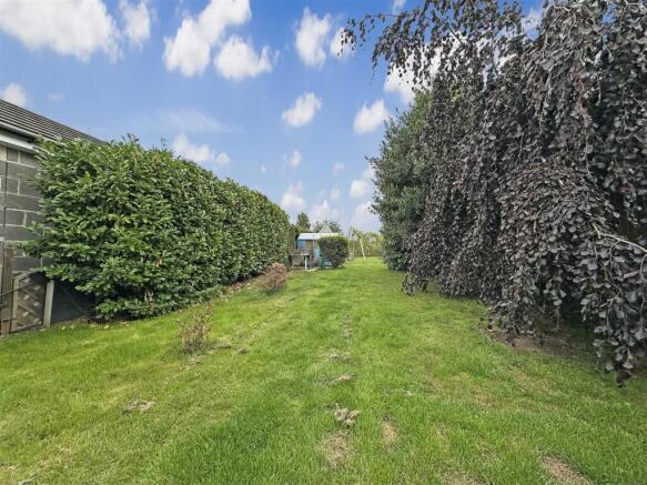 Generous Private Garden 884