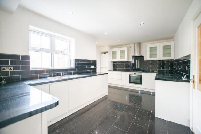 4 bed Detached to rent Image 5