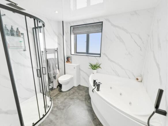 5 bed Detached for sale Image 11