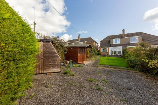 8 Trostrey Close-27.jpg