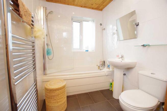 Bathroom 9'0 (2.74m)