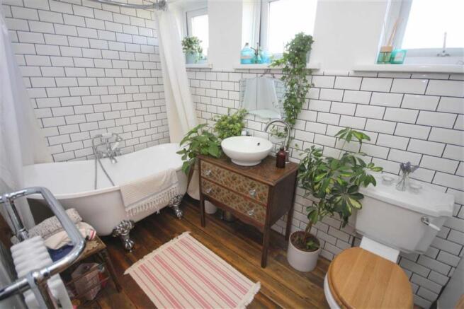 FAMILY BATHROOM / WC