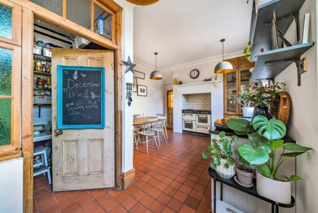 5. KITCHEN.jpg