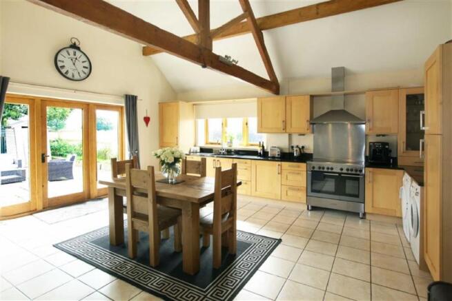 KITCHEN/DINING ROOM