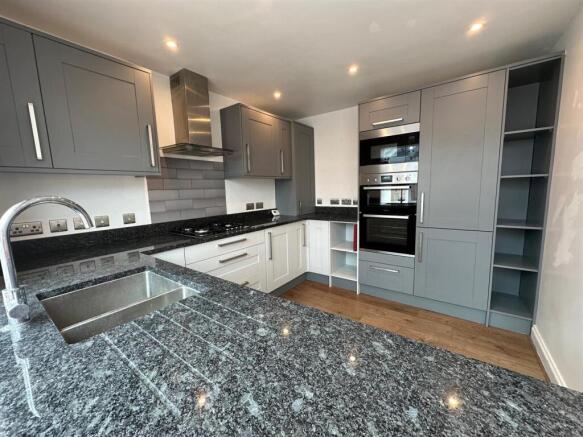 Kitchen 2.jpg