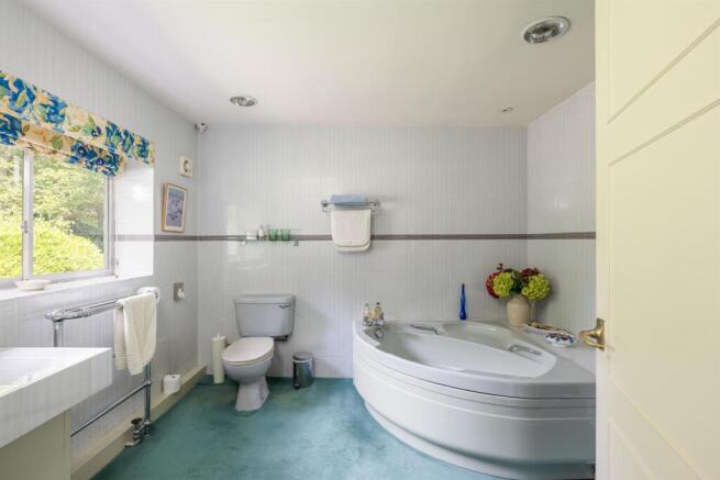 5 bed House for sale Image 12