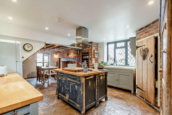 8680692-interior0...
