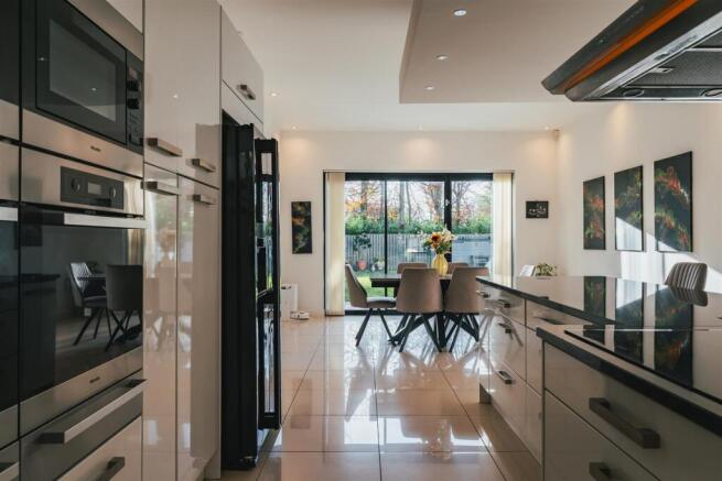 6 bed Detached for sale Image 12
