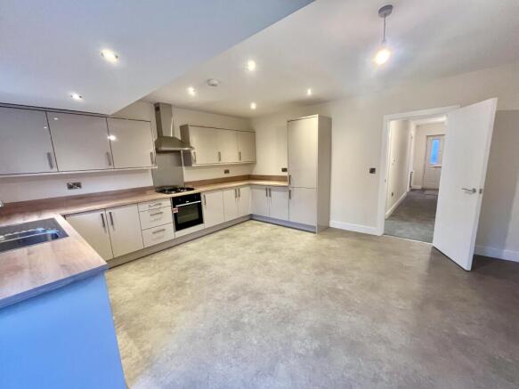 4 bed Semi-Detached to rent Image 6