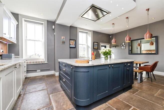 5 bed House for sale Image 6