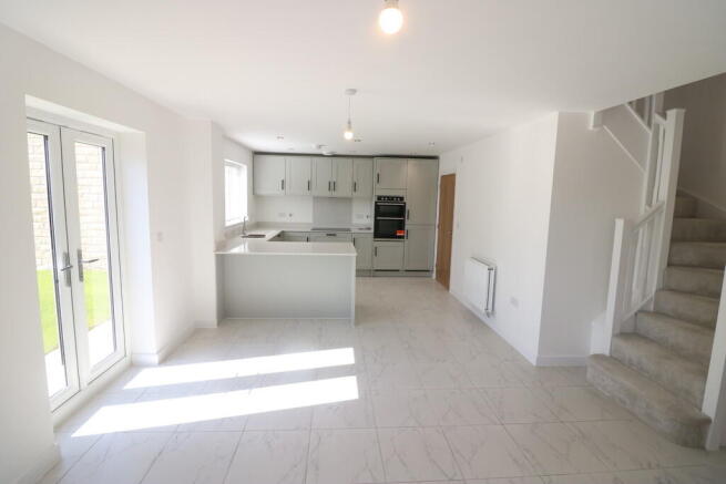 4 bed Detached to rent Image 5