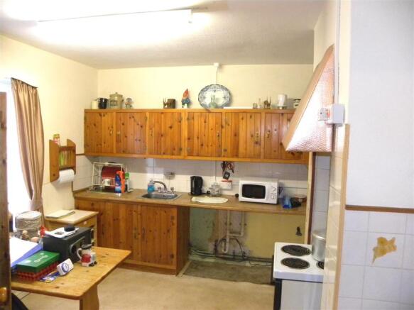 Kitchen (part tiled)