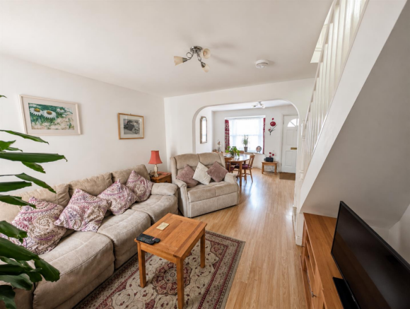96 Framfield Road - Lounge.png