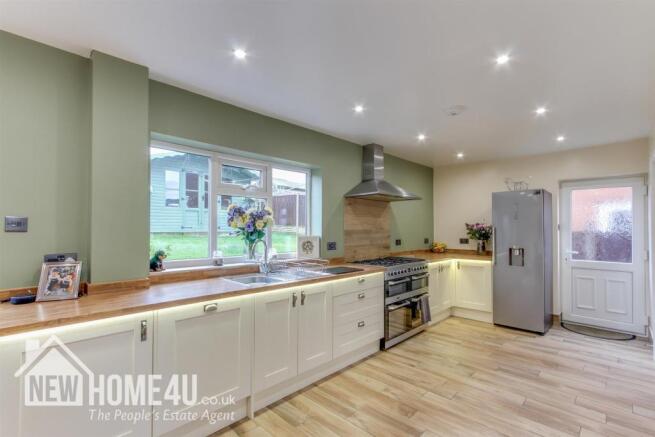 KITCHEN/DINING ROOM: