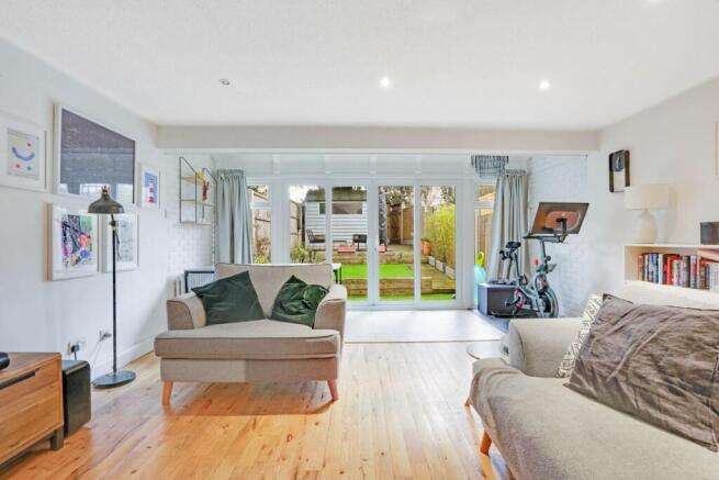 13-94e6JHPropworld - 6 Colvin Close - 4-medium.jpg