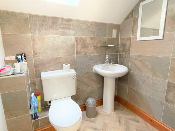 EN-SUITE SHOWER ROOM