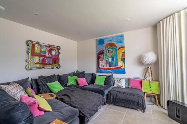6 bed House for sale Image 10