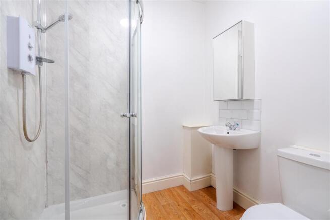4 bed House to rent Image 9