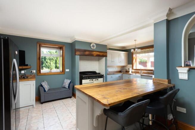 6 bed Detached for sale Image 6