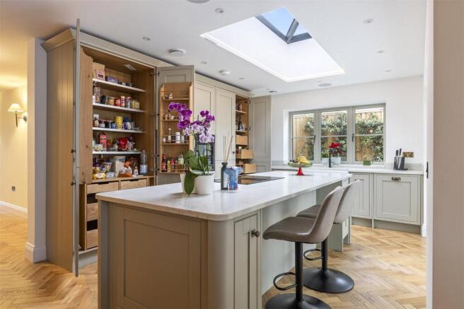 4 bed Detached for sale Image 6
