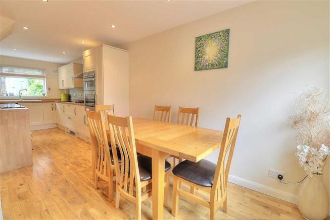 Kitchen/Dining Room: