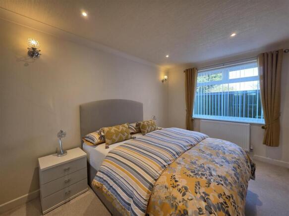 6 bed Semi-Detached for sale Image 11