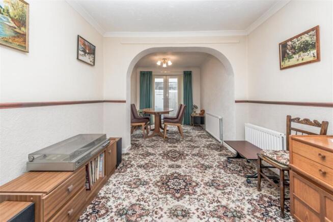 Living Room / Dining room: