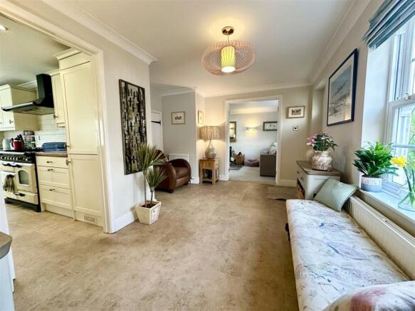 hall with double doors to lounge.JPEG