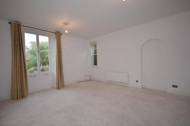 SITTING ROOM/DINING ROOM: