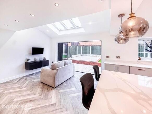 4 bed House for sale Image 9