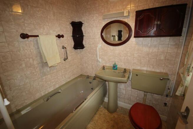 01. bathroom.JPG