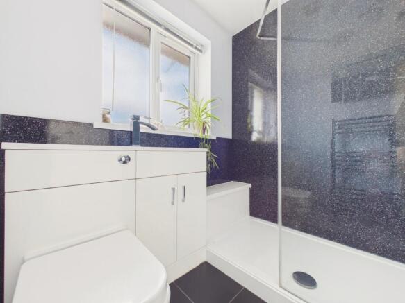 4 bed Detached for sale Image 11