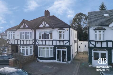 Earlswood Gardens, Clayhall, IG5