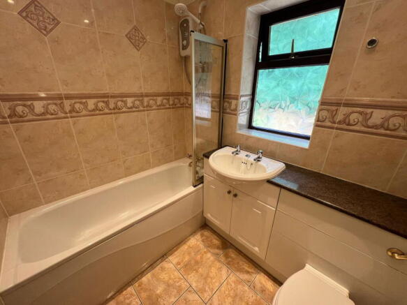 4 bed Detached to rent Image 10