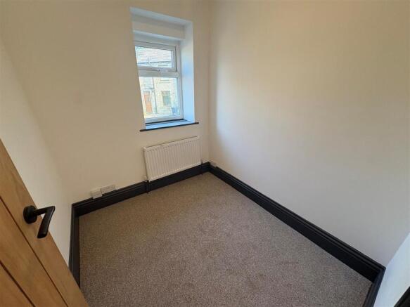 4 bed Semi-Detached to rent Image 9