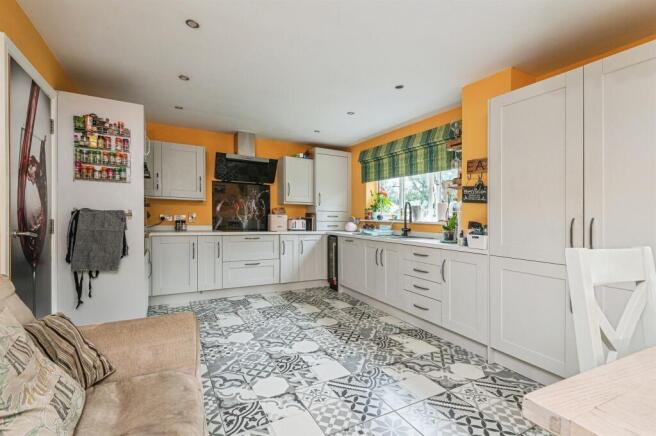 5 bed Detached for sale Image 6