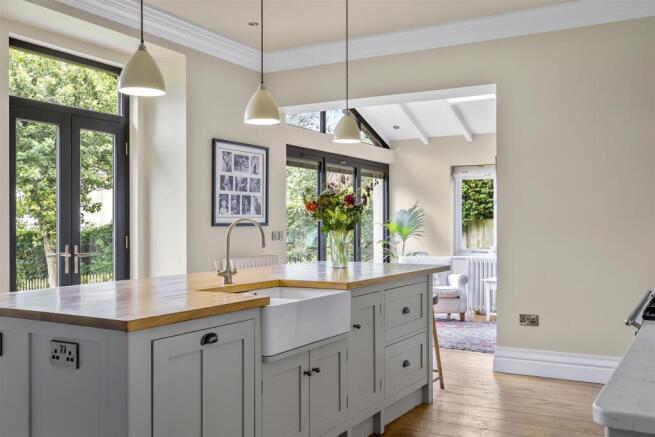 7 bed Detached for sale Image 8
