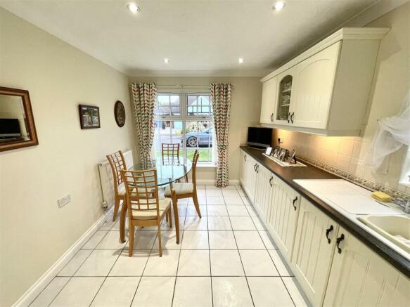 DOUBLE ASPECT KITCHEN/DINER :