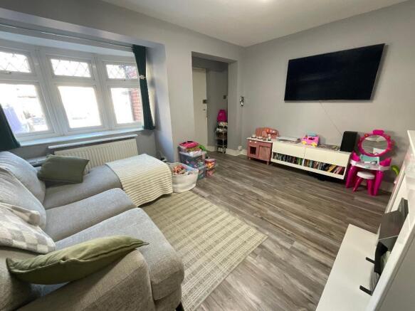 LIVING ROOM 13'3 x 12'8