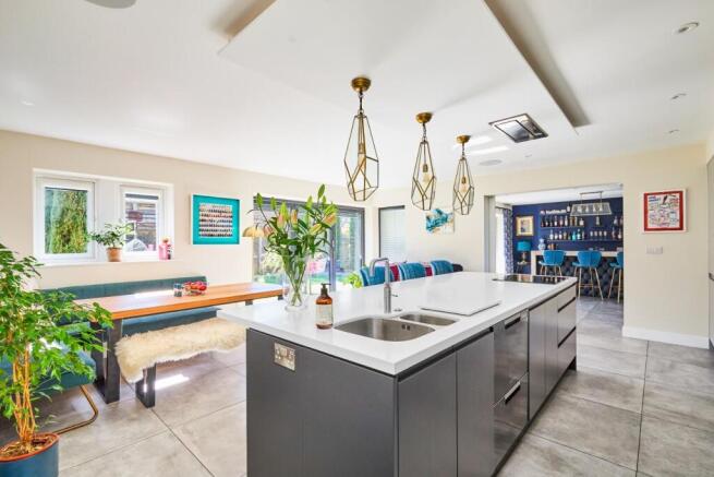 5 bed Detached for sale Image 6