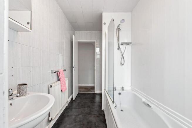 4 bed House to rent Image 11
